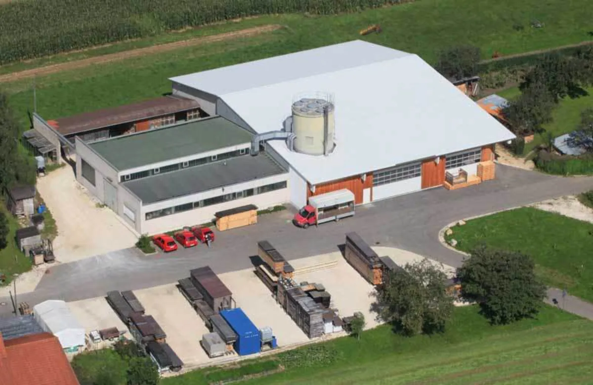 Firmengebäude mit Produktions- und Lagerhalle